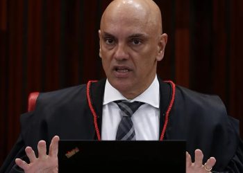 Enquanto manifestantes seguem no CMA, Moraes manda bloquear contas dos financiadores dos protestos