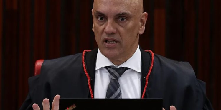 Enquanto manifestantes seguem no CMA, Moraes manda bloquear contas dos financiadores dos protestos