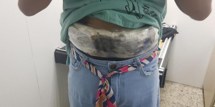 Em Manaus, mulher cria “cinto de cocaína” mas é presa pela Polícia Federal