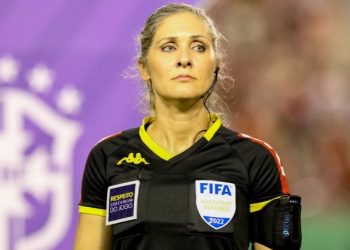 Pela primeira vez Fifa anuncia mulheres para arbitrar jogo da Copa; brasileira está entre elas
