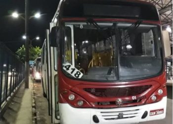 Terror no 418: Bandidos invadem ônibus em Manaus e ameaçam atirar nos passageiros