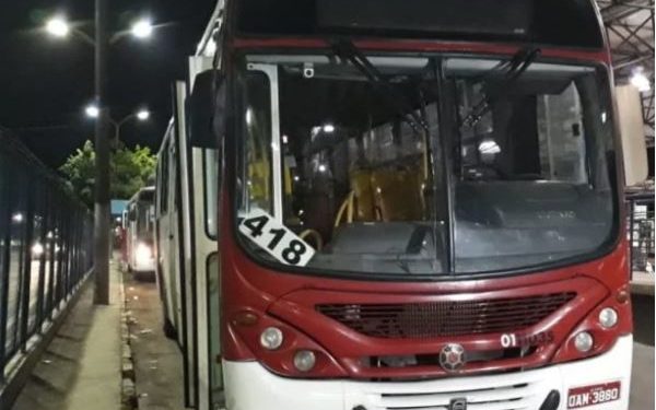 Terror no 418: Bandidos invadem ônibus em Manaus e ameaçam atirar nos passageiros