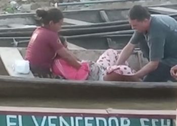 Vídeo: Mulher tem bebê dentro de canoa no interior do AM