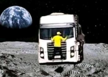 “Patriota do caminhão”: homem que se pendurou em caminhão vira meme