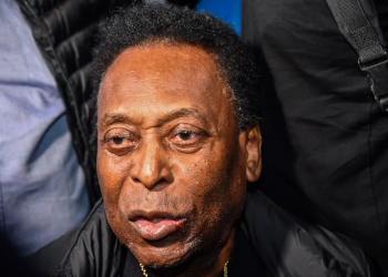 Pelé, em tratamento contra o câncer, é internado ao apresentar inchaços pelo corpo