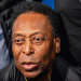 Pelé, em tratamento contra o câncer, é internado ao apresentar inchaços pelo corpo