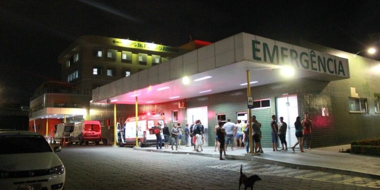 Criminosos disparam tiros em mulher que teria distúrbios mentais e estava em frente de casa