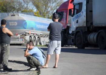 Bloqueio de caminhoneiros bolsonaristas começa a desabastecer aeroportos e cancelar voos