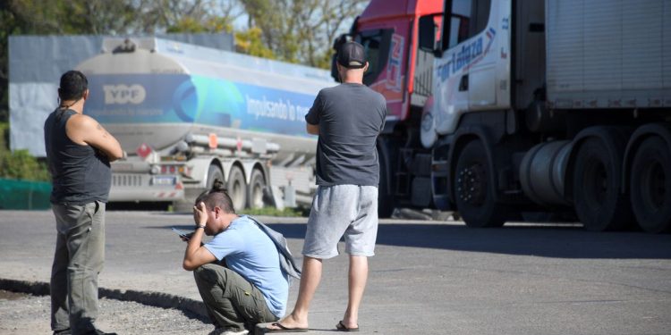 Bloqueio de caminhoneiros bolsonaristas começa a desabastecer aeroportos e cancelar voos