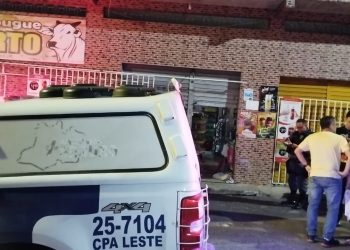 Dono de mercadinho em Manaus é surpreendido por homens e morre com mais de 30 tiros