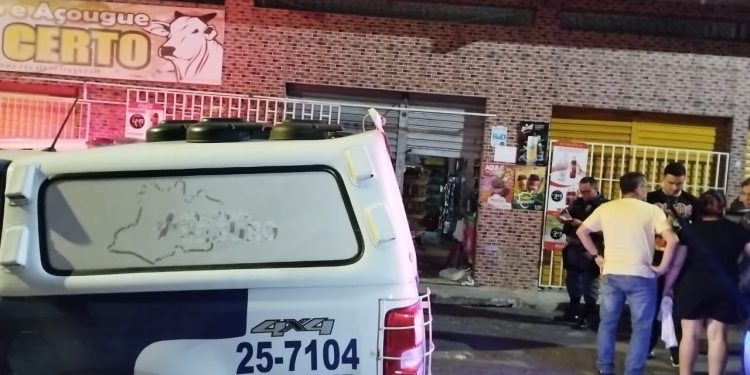 Dono de mercadinho em Manaus é surpreendido por homens e morre com mais de 30 tiros