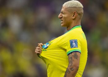 Richarlison brilha, marca duas vezes e Brasil engata a primeira vitória na Copa
