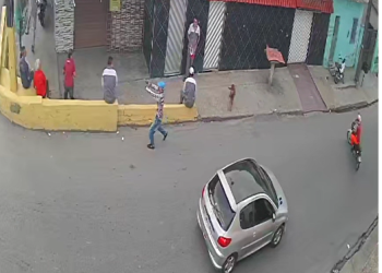 Vídeo: Trabalhadores são assaltados enquanto esperavam a rota para o Distrito Industrial