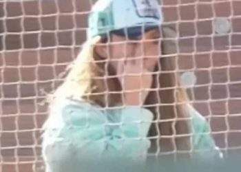 Vídeo: Shakira mostra dedo do meio para Piqué ao encontrar ex no jogo do filho