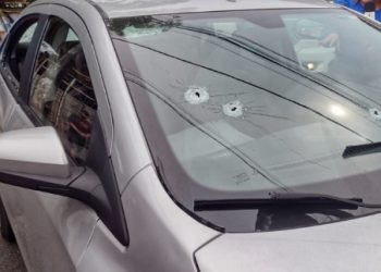 Pistoleiros perseguem Prisma e atiram para matar motorista e passageiro em Manaus