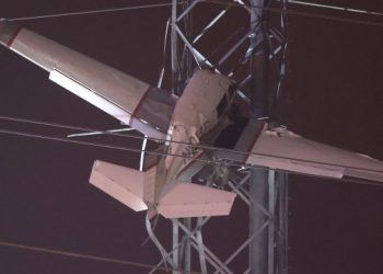 Viajantes ficam sete horas suspensos esperando resgate após avião bater em torre de energia