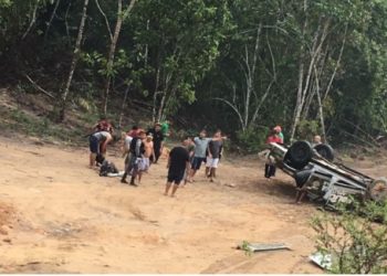 Viatura da Polícia Militar capota na AM-010 e deixa policiais feridos