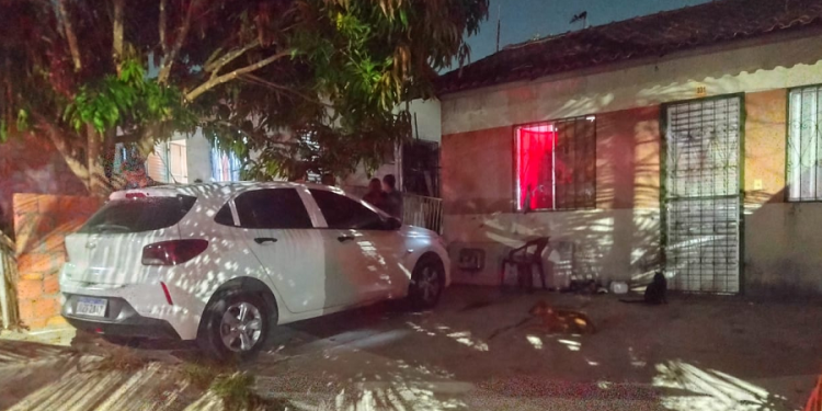 Mulher leva tiro na mão após pistoleiros invadirem casa e matarem o marido no Viver Melhor 2