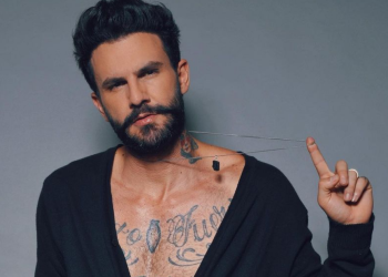 Ex-BBB Wagner Santiago aparece ‘macetando’ dentro de banheiro de balada e choca; vídeo