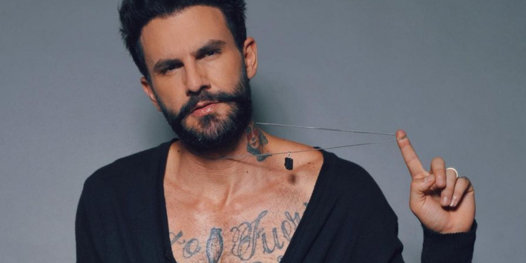 Ex-BBB Wagner Santiago aparece ‘macetando’ dentro de banheiro de balada e choca; vídeo