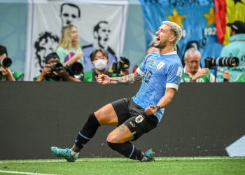 Uruguai  ganha de Gana por 2 a 0, mas está fora da Copa do Mundo