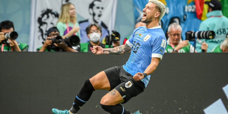 Uruguai ganha de Gana por 2 a 0, mas está fora da Copa do Mundo