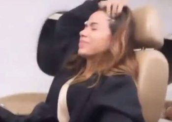 Vídeo: Anitta chora e reza após jatinho sacudir em turbulência