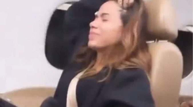 Vídeo: Anitta chora e reza após jatinho sacudir em turbulência