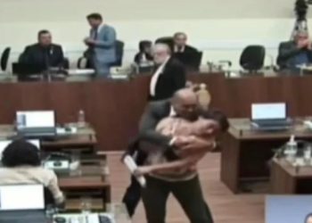 Vídeo: vereadora é beijada à força por colega dentro de Câmara