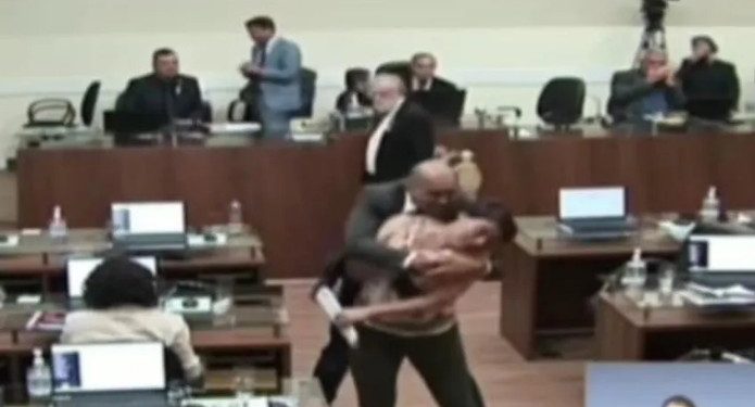 Vídeo: vereadora é beijada à força por colega dentro de Câmara