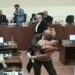 Vídeo: vereadora é beijada à força por colega dentro de Câmara
