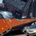 Carreta tomba sobre poste e residência em Manaus