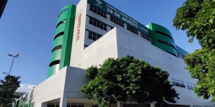Jovem é baleado no rosto e nas costas por dois homens em Manaus