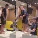 Menino é expulso de McDonald’s após agredir funcionária; veja o vídeo