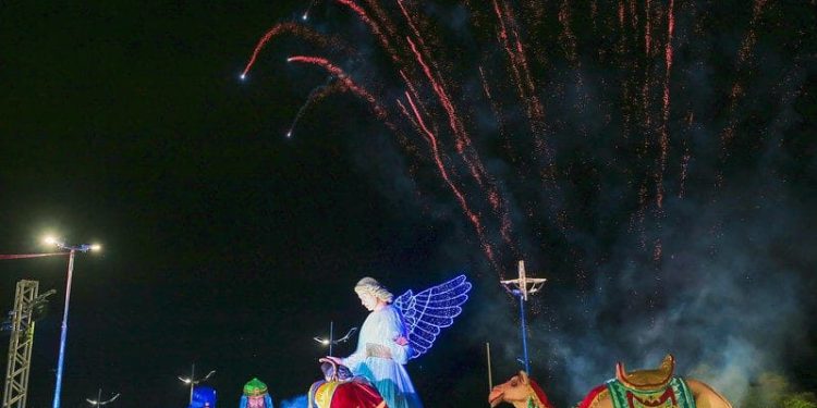 Prefeitura de Manaus entrega presépio em movimento de 18 metros de altura