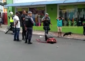 Suspeito de arrombar loja no Centro de Manaus amanhece espancado no meio da rua; vídeo