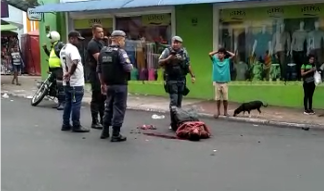Suspeito de arrombar loja no Centro de Manaus amanhece espancado no meio da rua; vídeo