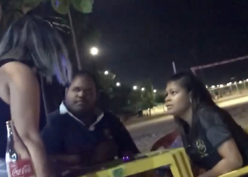 Vídeo: Homem é vaiado após ser flagrado com amante e apanhar da esposa na beira da praia