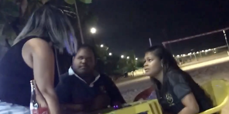 Vídeo: Homem é vaiado após ser flagrado com amante e apanhar da esposa na beira da praia