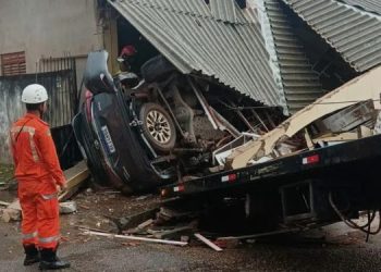 Carro bate em residências e motorista morre preso às ferragens