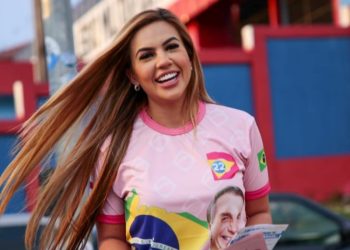 Débora Menezes não comparece às urnas no 2° turno e posta foto na final da Libertadores