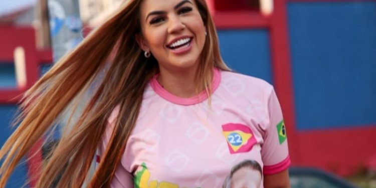 Débora Menezes não comparece às urnas no 2° turno e posta foto na final da Libertadores