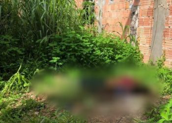 Homem é encontrado espancado, furado e quase degolado em terreno em Manaus