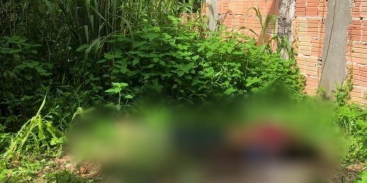 Homem é encontrado espancado, furado e quase degolado em terreno em Manaus