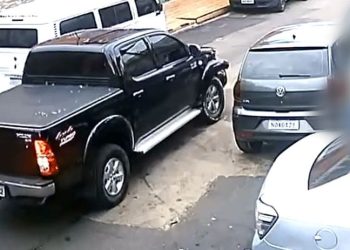 Em novos vídeos, motorista de Hilux aparece transitando devagar logo após atropelar mulher e fugir