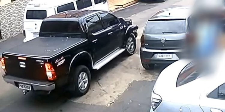 Em novos vídeos, motorista de Hilux aparece transitando devagar logo após atropelar mulher e fugir