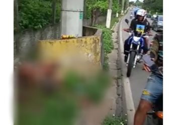 Vídeo: Homem é morto a facadas em encruzilhada com oferenda na avenida do Turismo; cena forte