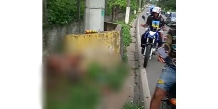 Vídeo: Homem é morto a facadas em encruzilhada com oferenda na avenida do Turismo; cena forte