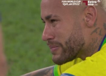 Neymar chorando após a derrota do Brasil comove a web; veja
