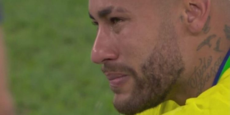 Neymar chorando após a derrota do Brasil comove a web; veja